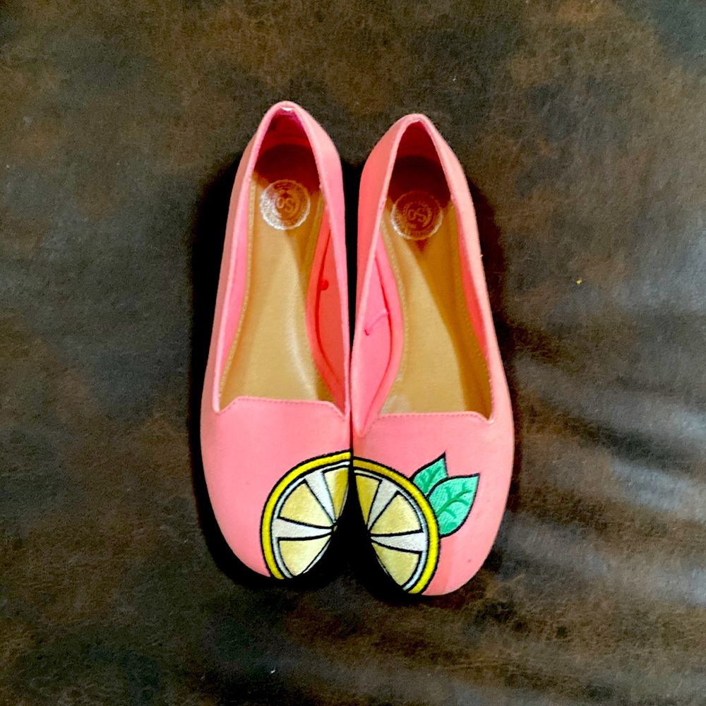 Loafers with a lemon on the toe- super cute!